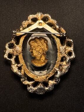 Vintage Intaglio Glass Cameo Brooch